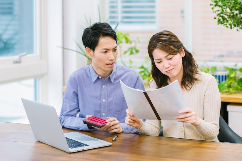 家計簿を見ながら悩む夫婦