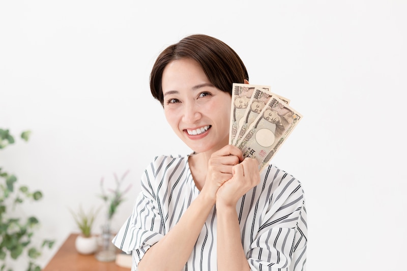 札束を持つ女性