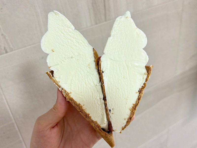 半分にカットしてみました。コーンの中までアイスが入っていることが分かります