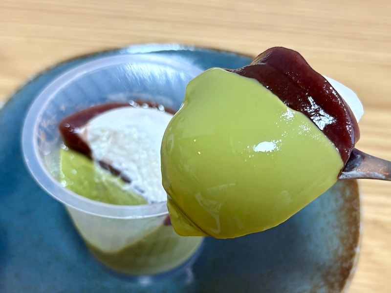 上品な甘さのつるんと食感のプリン。こしあんとホイップクリームが抜群の相性です 