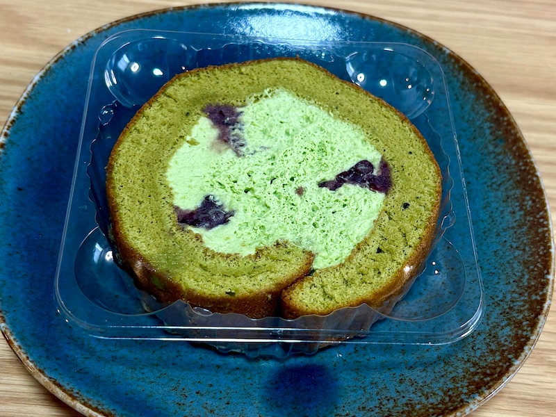「北海道産小豆と抹茶のふんわりロール」194円（税込）  