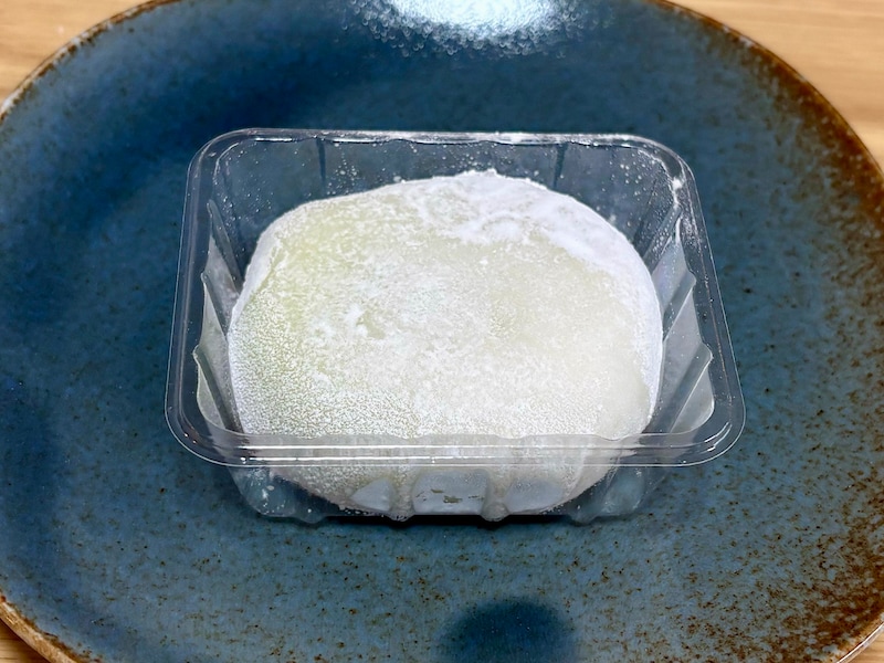 「宇治抹茶のホイップクリーム大福 北海道産小豆の粒あん入り」151円（税込） 