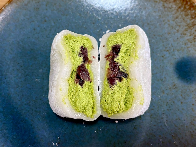やわらかな生地は、とろけるような食感！ 宇治抹茶クリームがたっぷりと詰まっています 