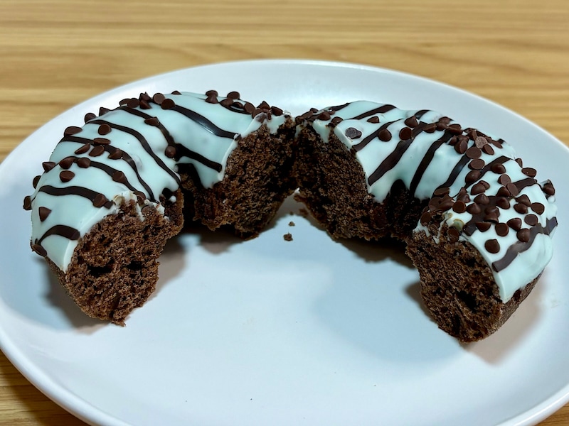 ミントの爽快感とチョコレートの濃厚な甘さが絶妙にマッチ。“チョコミント好き必見”のドーナツです 
