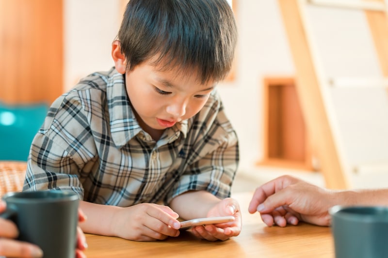 スマホを見る男の子