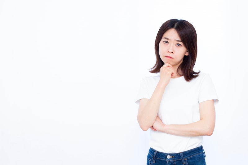 悩む女性