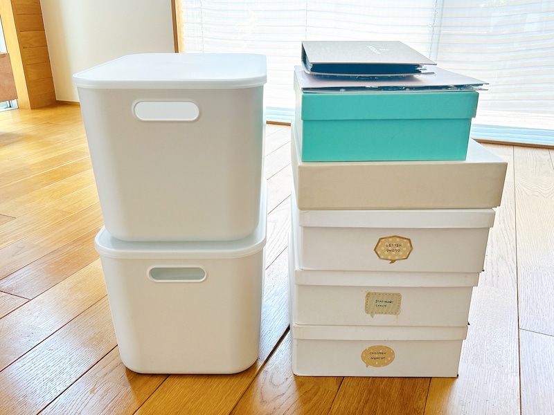 子ども2人分の思い出（右）を、無印良品のボックス（左）に収納したいのです