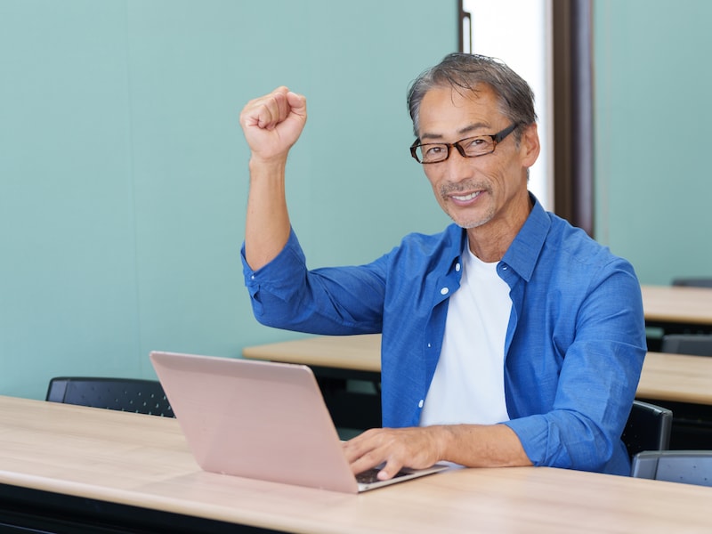 不合格を乗り越えた72歳のポジティブ思考 ※画像出典:PIXTA