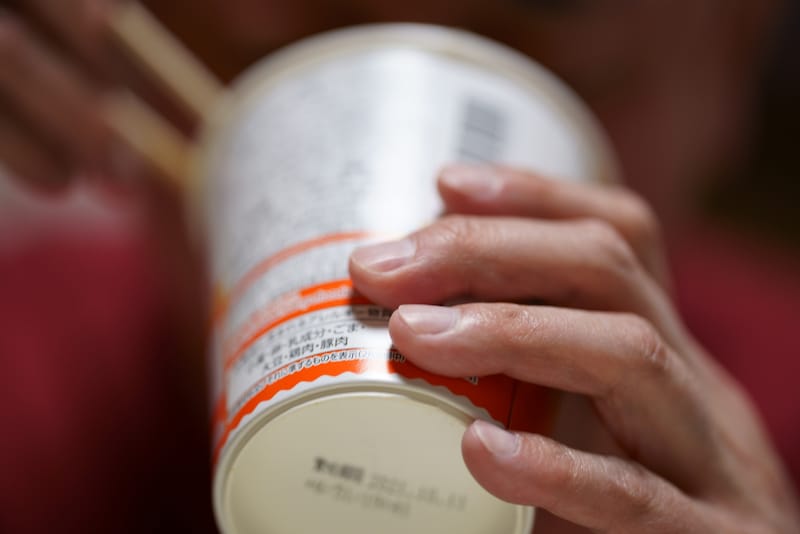 カップラーメンを食べる男性の手元