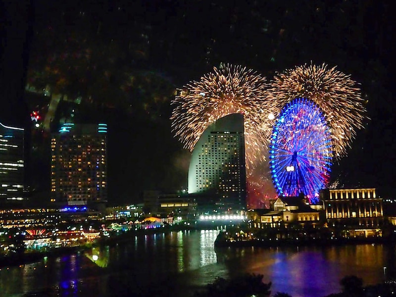 YOKOHAMA AIR CABINから見た花火（筆者撮影）