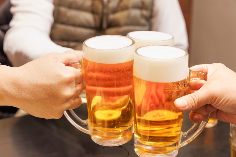 ジョッキで乾杯する手元