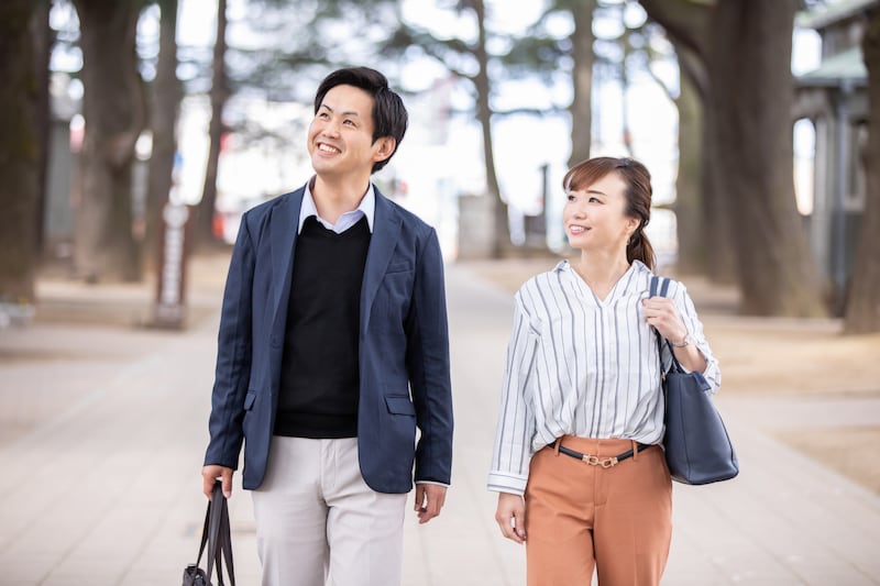 並んで歩く夫婦
