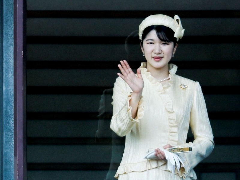 皇居での一般参賀にて、天皇陛下の66歳の誕生日を祝われる愛子内親王殿下（画像：ロイター/アフロ）
