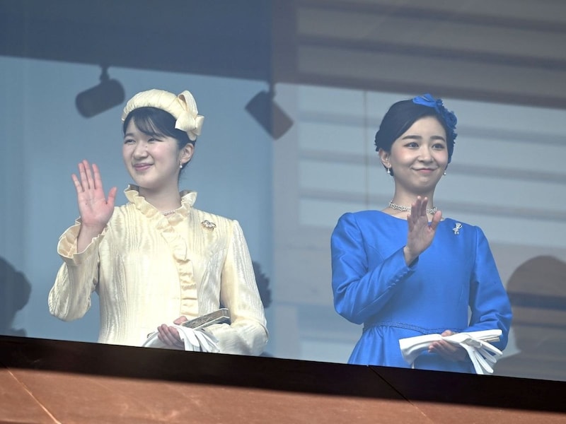 【天皇誕生日一般参賀】並んで手を振られる愛子さまと佳子さま（画像：工藤 直通/アフロ）