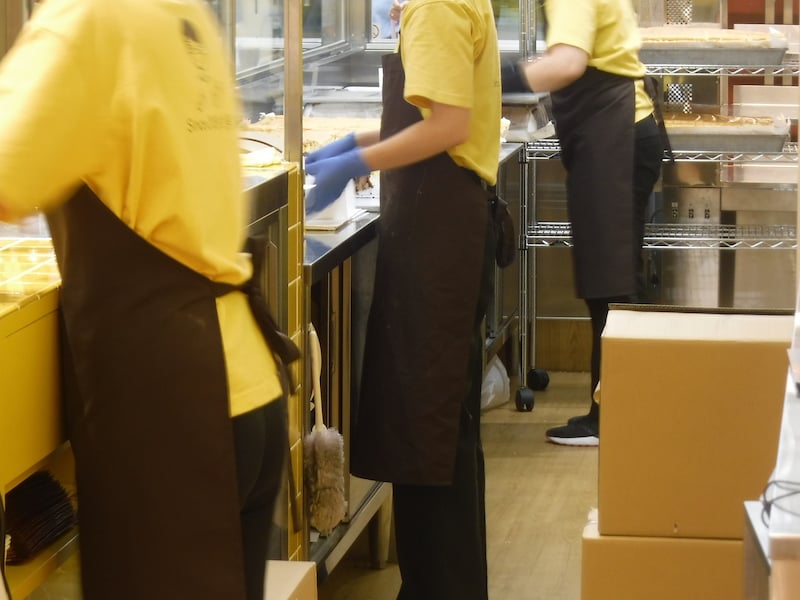 高齢客のタッチパネル操作を手伝うはずが、自分自身も思わぬ壁に直面した（写真はイメージ）
