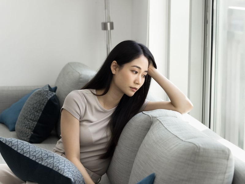 憂うつそうな女性