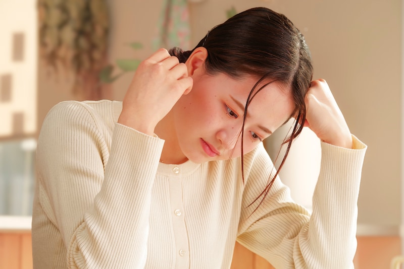 不安そうな顔の女性
