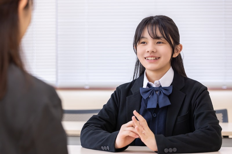 面談をする女子学生