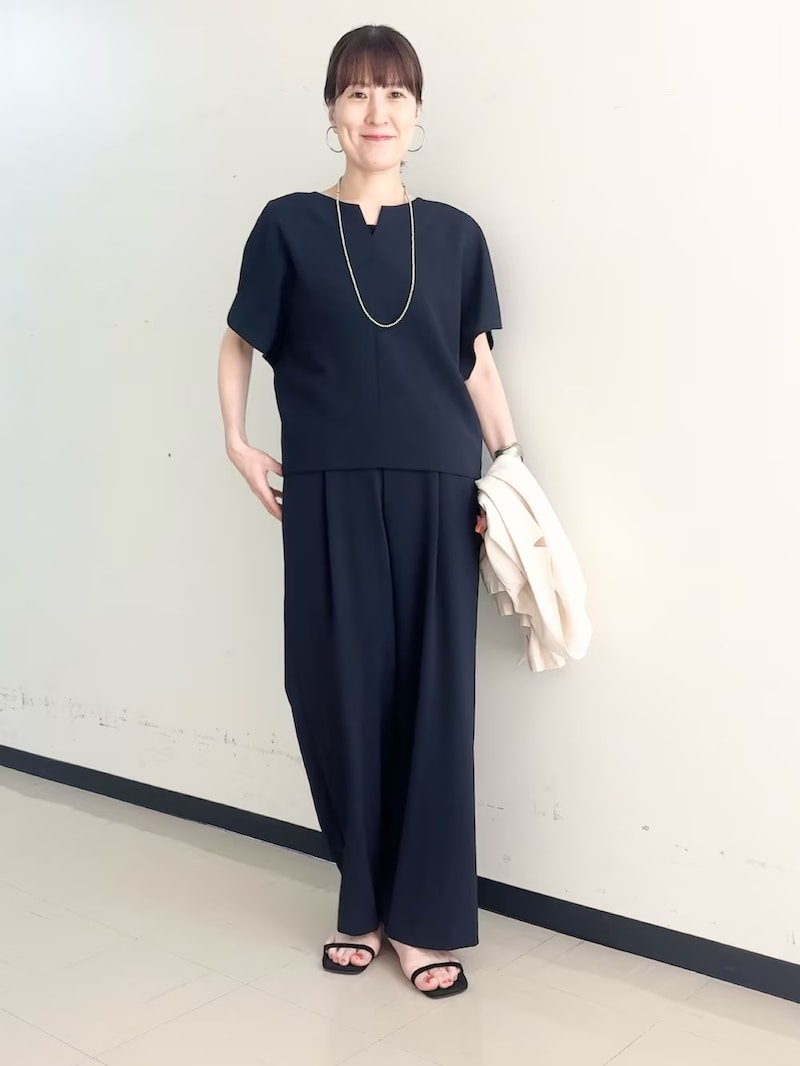 きれいめ素材のブラウス＆イージーパンツのセットアップ　出典：WEAR
