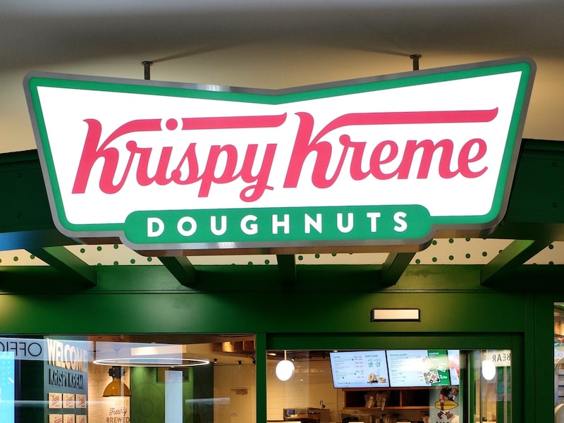 クリスピー・クリーム・ドーナツは、商品を1点以上購入した人に「オリジナル・グレーズド」を1つプレゼントするキャンペーンを実施する ※画像：Shutterstock.com
