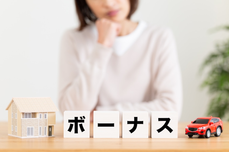 ボーナスの文字と悩む女性