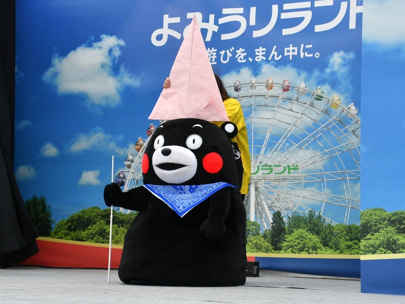 きりっとした表情で