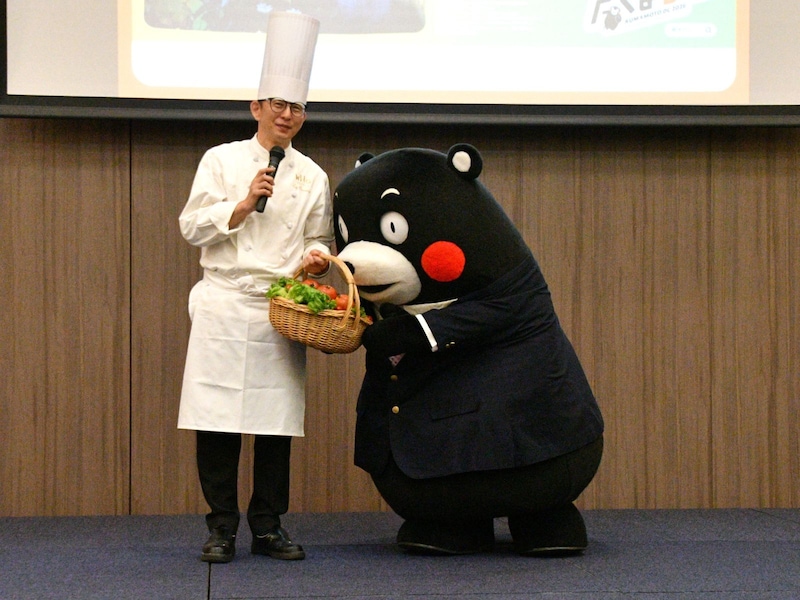 渡したかごの中の野菜をガン見