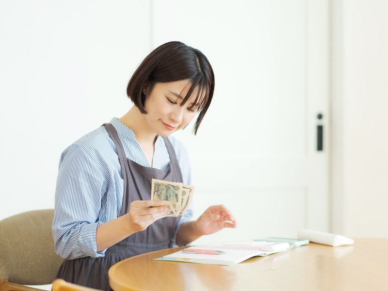 年収が180万円の契約社員として働いていたら、将来もらえる年金はいくら？（画像：PIXTA）