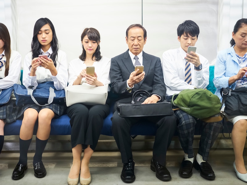 日本の公共交通機関はみんな静かすぎる……!? ※画像:PIXTA