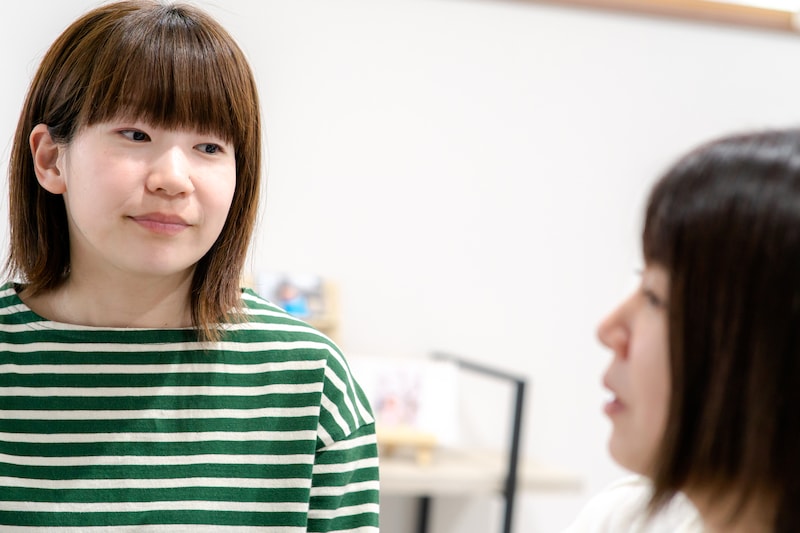 妹を見つめる女性