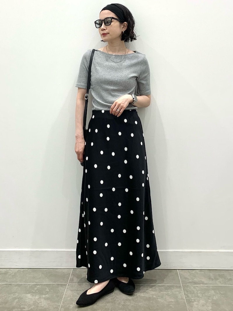 一枚で華やかに仕上がるドット柄のロングスカート　出典：StyleHint