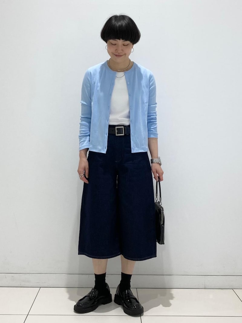 ベルトを巻いてかっちりとした大人のカジュアルコーデ 出典:StyleHint