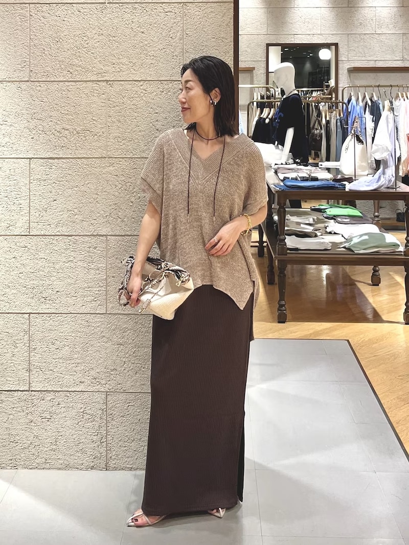 肌なじみのいいカラー&首もとや手首が見えるトップスで、すっきりとした印象に出典:WEAR