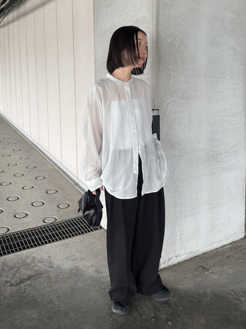 程よく透ける上品なシアー感が魅力の無印シャツ　出典：WEAR