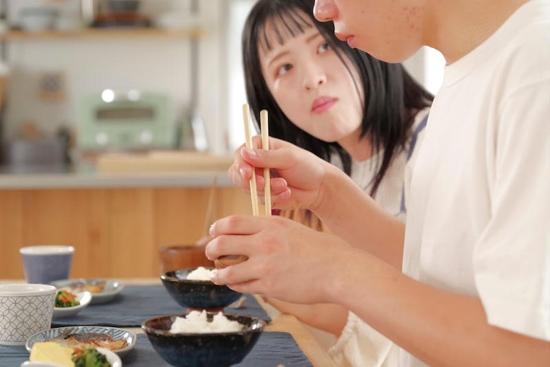 不満そうな顔で夫を見る妻