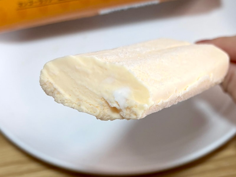 アイスバーの中には、ナタデココが入っていて食べ進めるのが楽しくなります