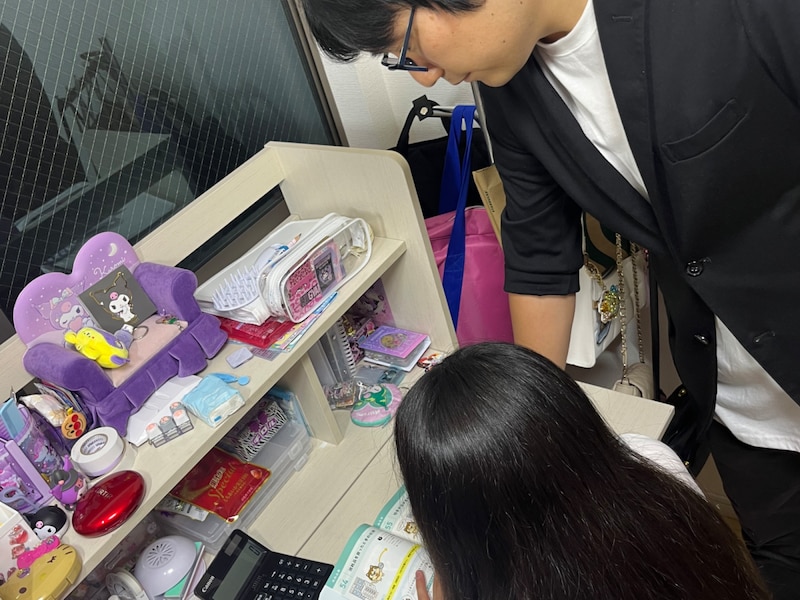 娘に勉強を教える藤澤一馬さん