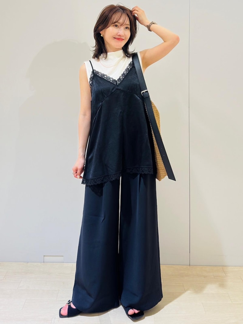 首の詰まったノースリーブのトップスに重ねると上品な雰囲気に　出典：StyleHint