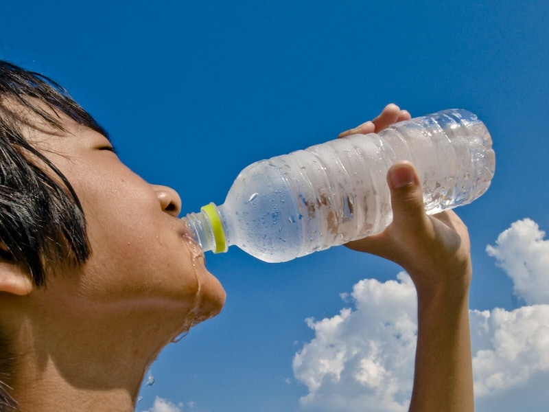 冷たい水を飲む人