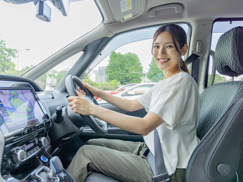 車を買う予定がある人は金利も比較したい（画像：PIXTA）