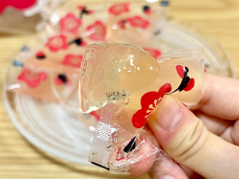 梅のさっぱりとした味わいと、ちゅるんとした食感が美味！ 