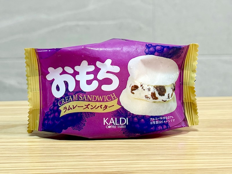 「【冷凍】おもちクリームサンド ラムレーズンバター 57g」216円（税込）