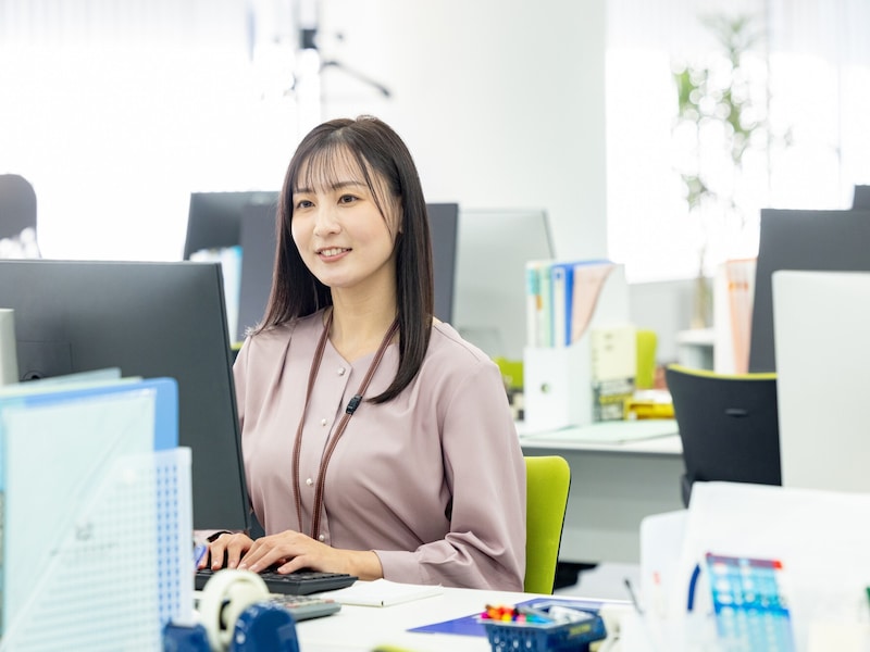 オフィスでパソコンに向かう女性