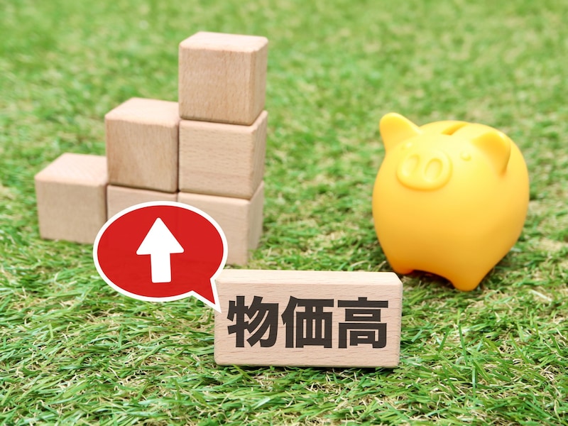 貯金箱と物価高イメージ