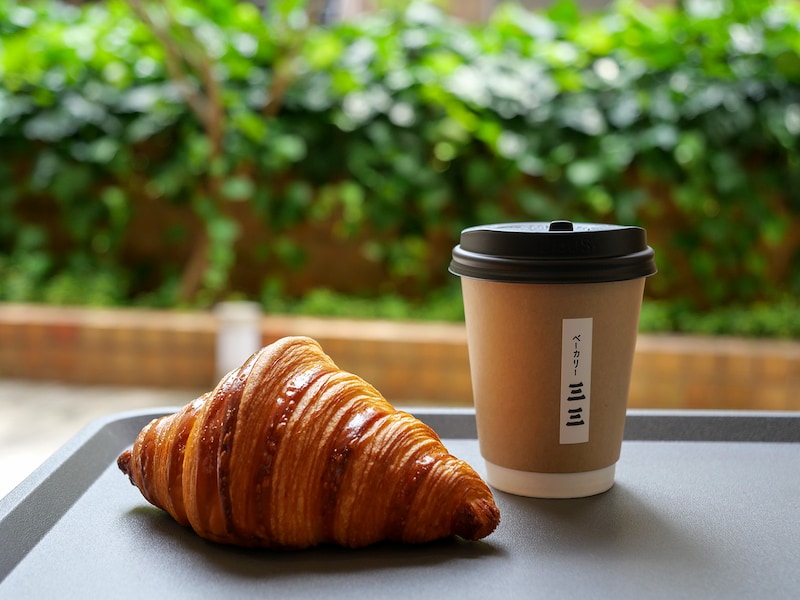 ベーカリー三三のクロワッサン（税込380円）、ドリップコーヒー（税込450円）