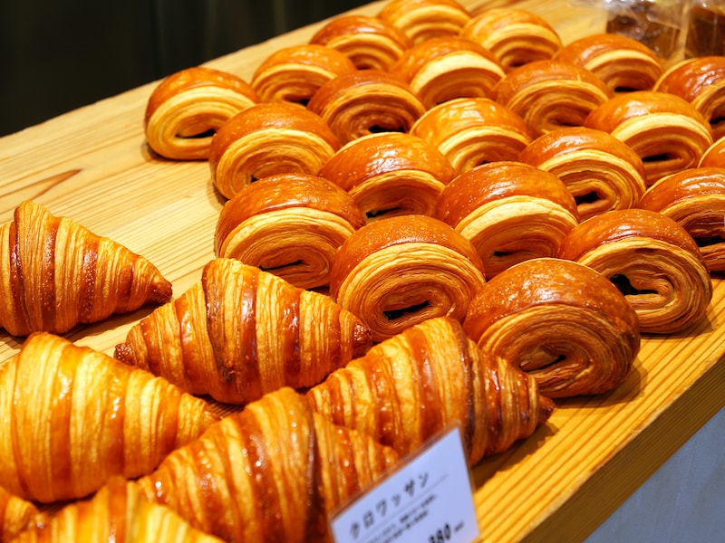 クロワッサンやパンオショコラ、エッグタルト、デニッシュ、ミニ角食パンなど約20種類のパンが並ぶ