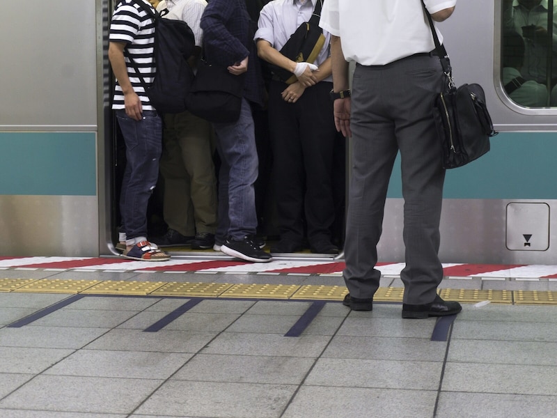 混んだ電車内での迷惑行為にはどう対処すべき？（画像：PIXTA）