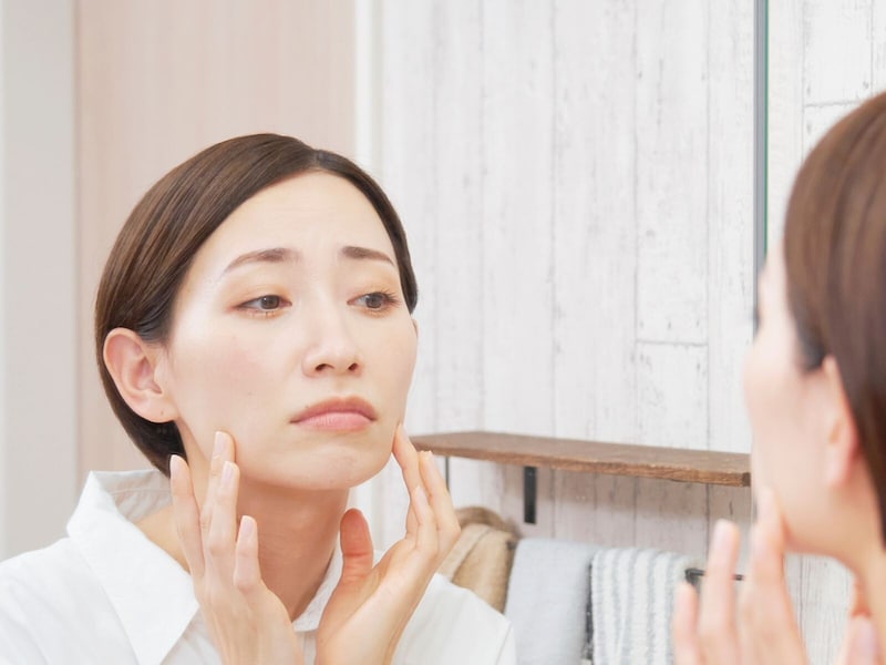 たるみを気にする女性