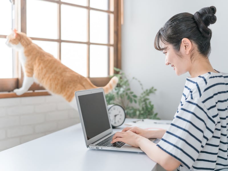 ゆうちょ銀行のATMで硬貨を預け入れると、何枚から手数料がかかる？（画像：PIXTA）