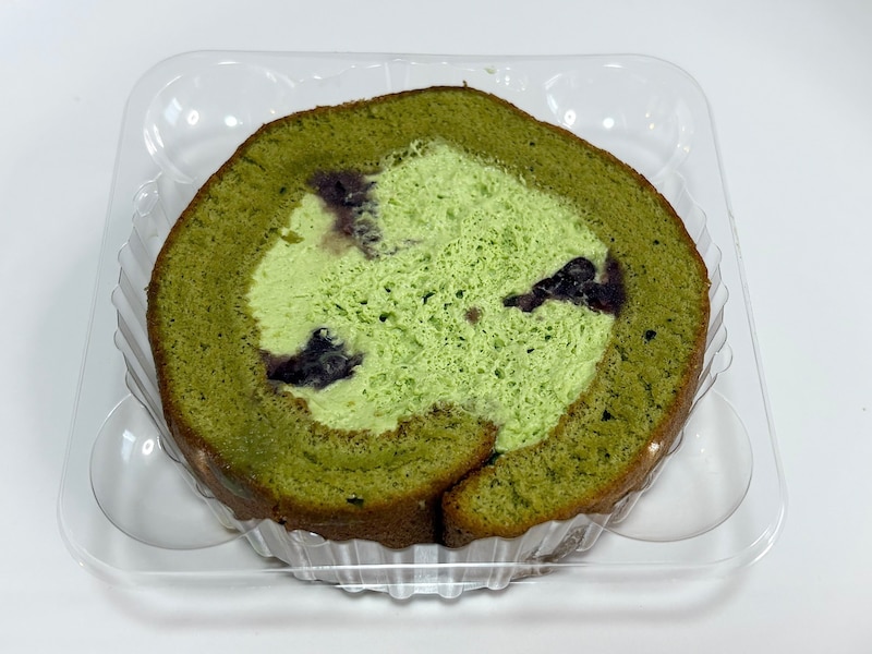 「北海道産小豆と抹茶のふんわりロール」194円（税込）